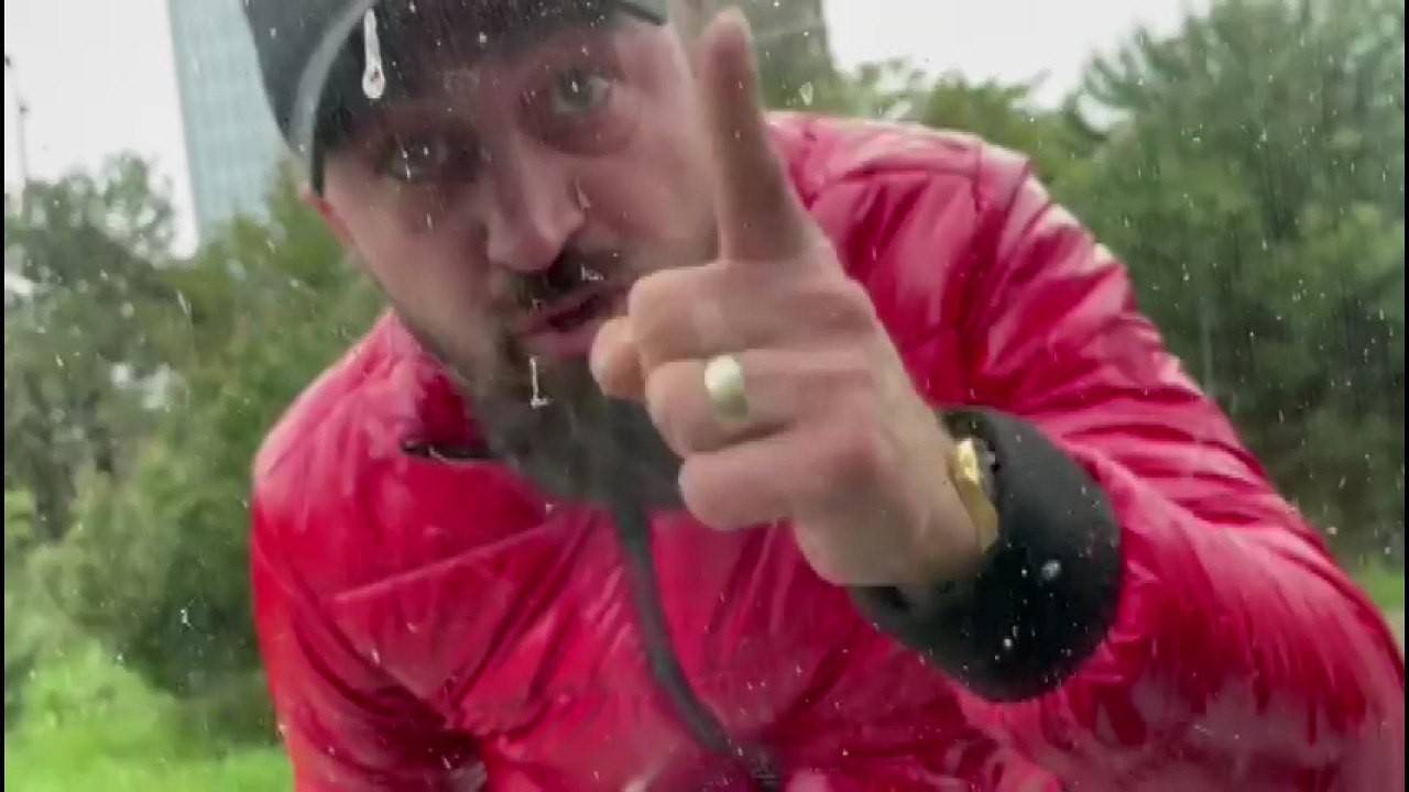 Emniyet şeridini ihlal etti, kendisini uyaran sürücünün arabasına saldırdı