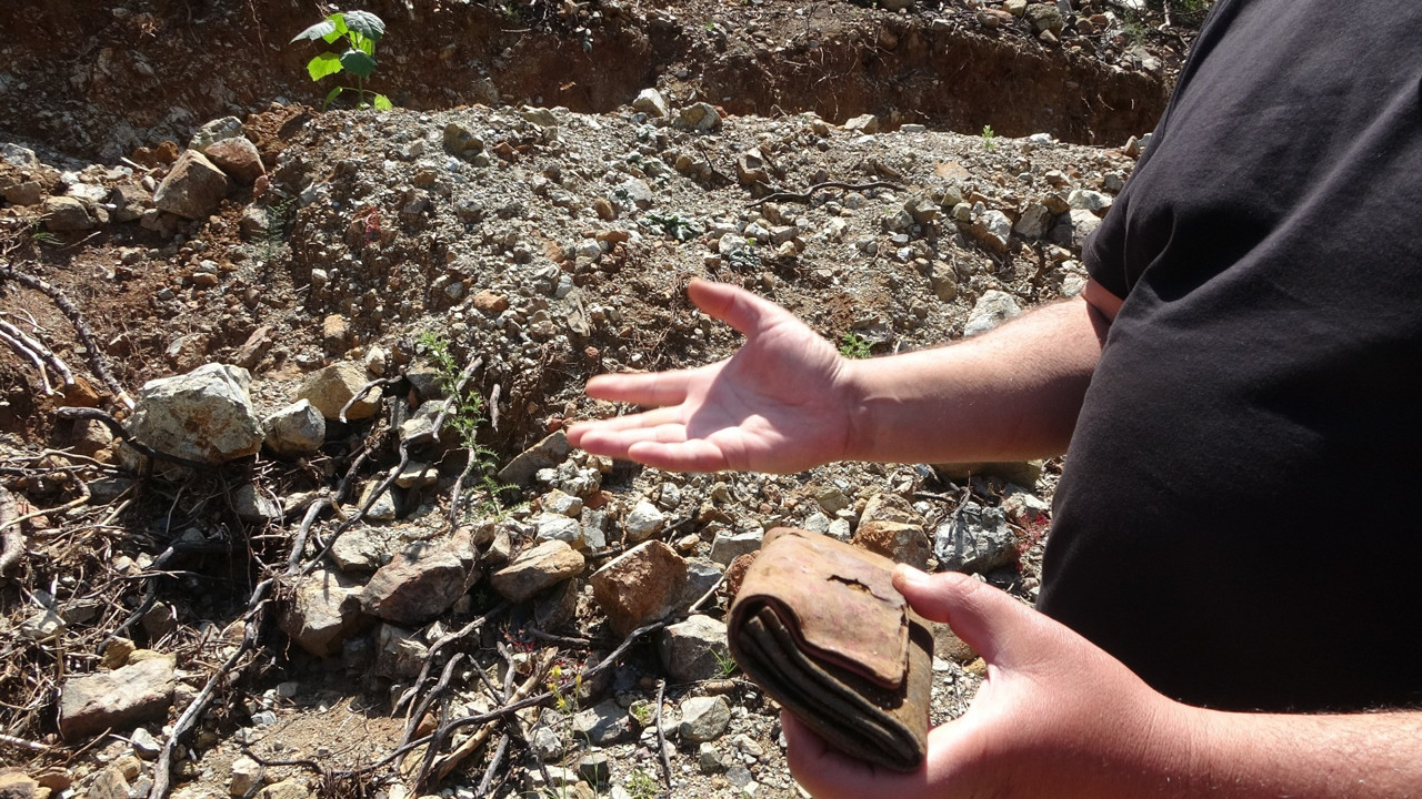 20 yıllık cüzdanın sırrı ortaya çıktı. Toprağı kazarken kazmanın ucuna takıldı