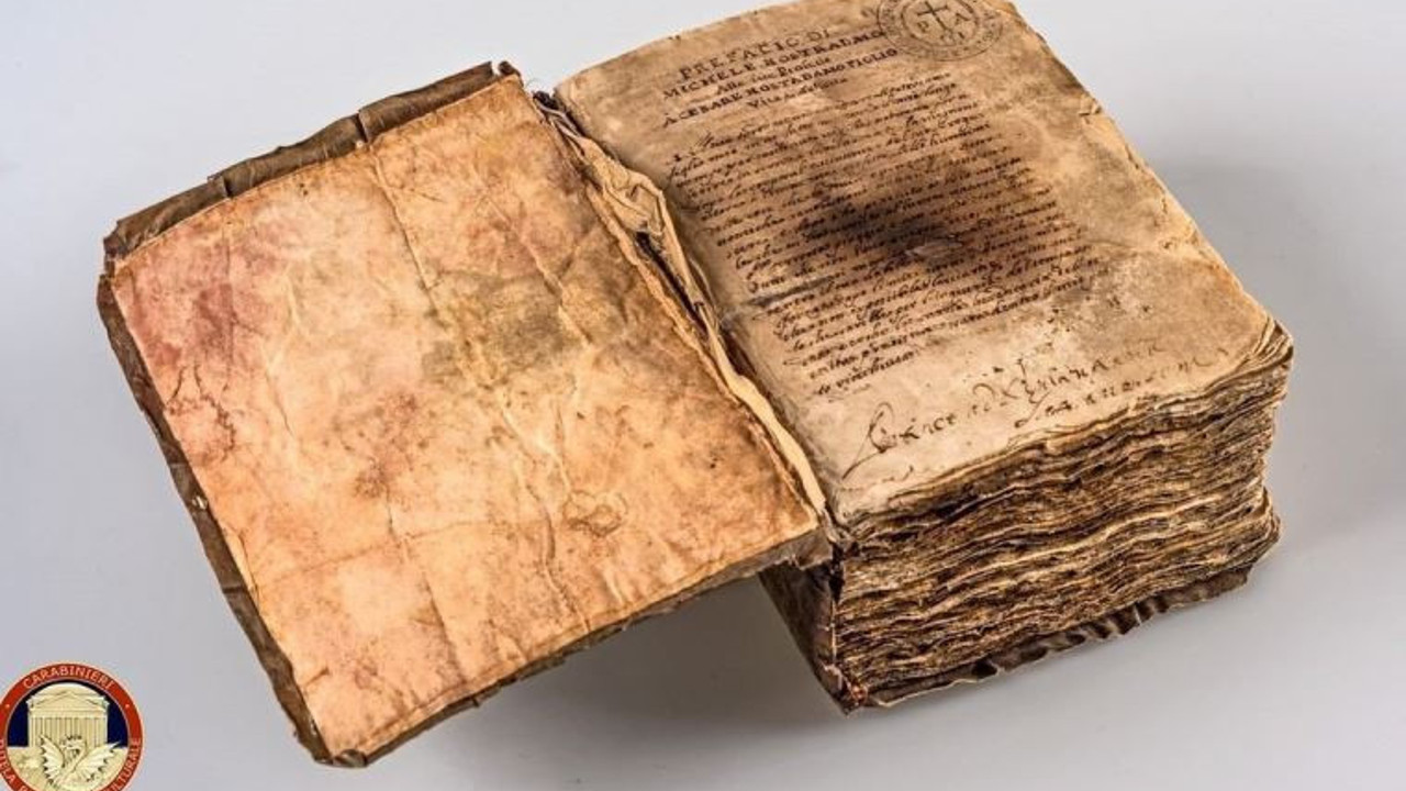Nostradamus'un kehanetlerinin olduğu kitap ortaya çıktı. Sırlarla dolu el yazması kitap çalınmıştı
