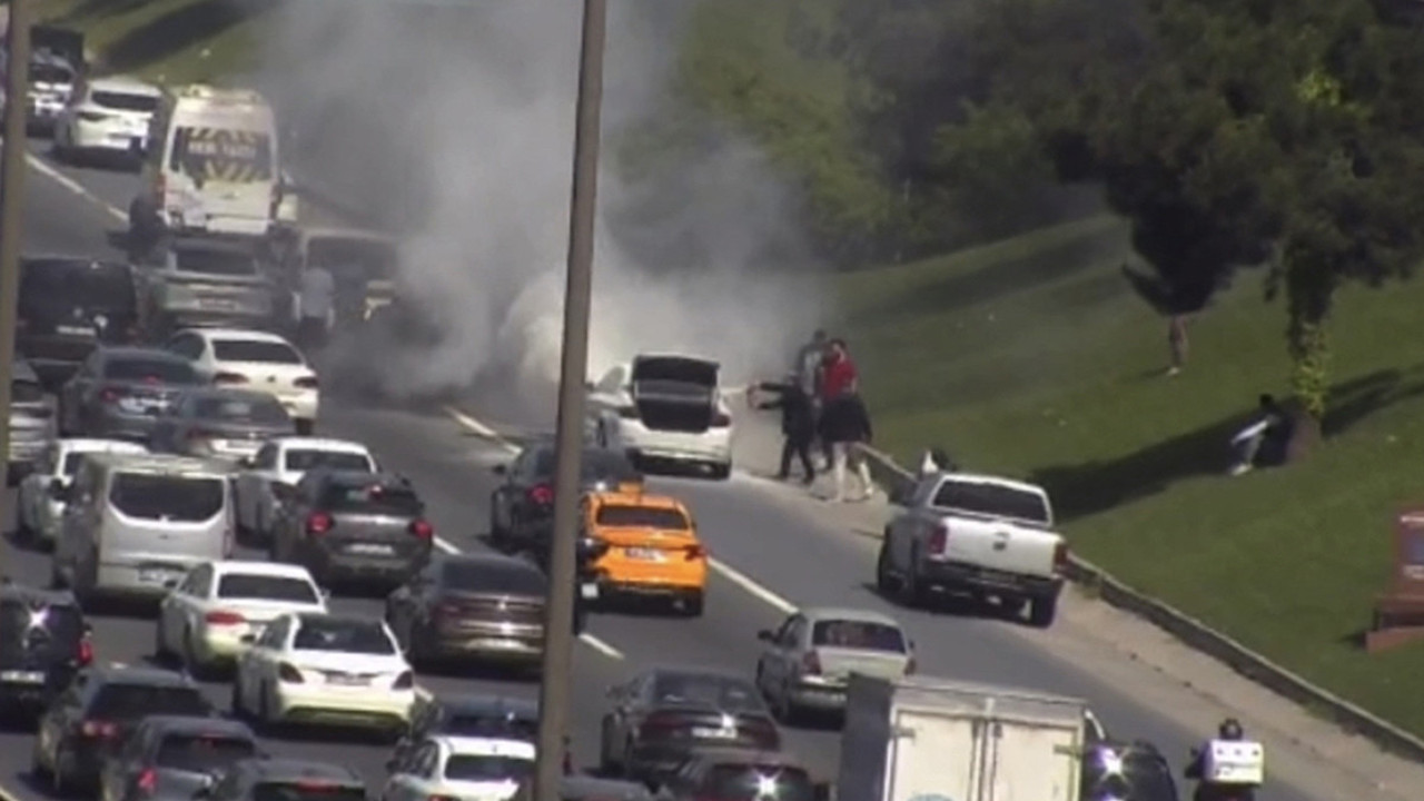 TEM Otoyolu'nda otomobil yandı! Sürücüler yardıma koştu…