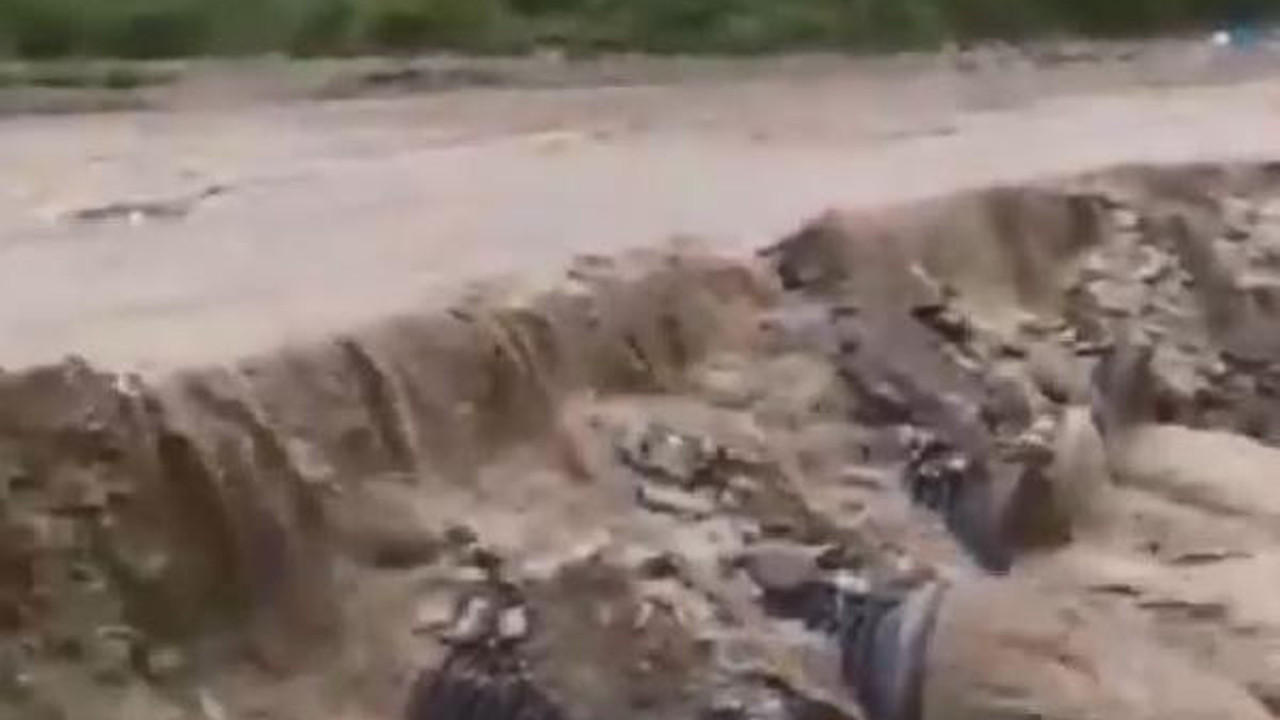 Sinop Türkeli'de dere taştı. 11 köyü birbirine bağlayan yol kapandı