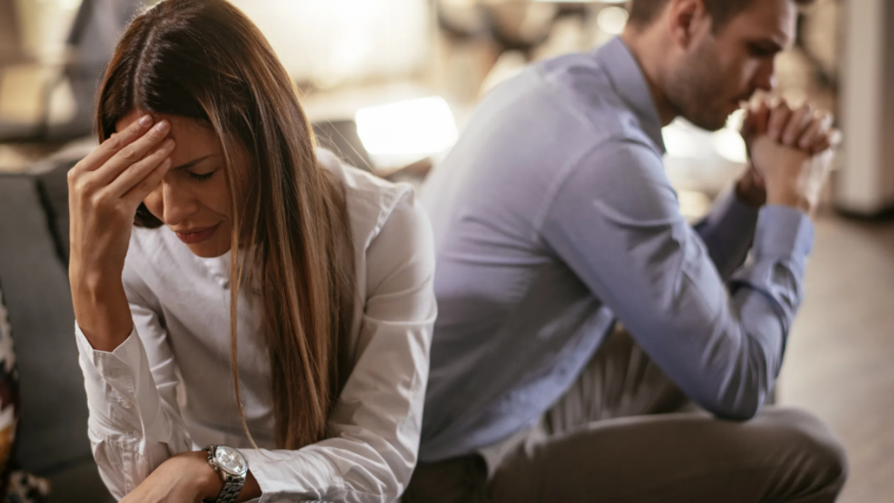 Arabasını tamir eden ustaya borcunu ödeyemeyince eşi ilişkiye girmiş. Ancak filmlerde olur dedirten olay