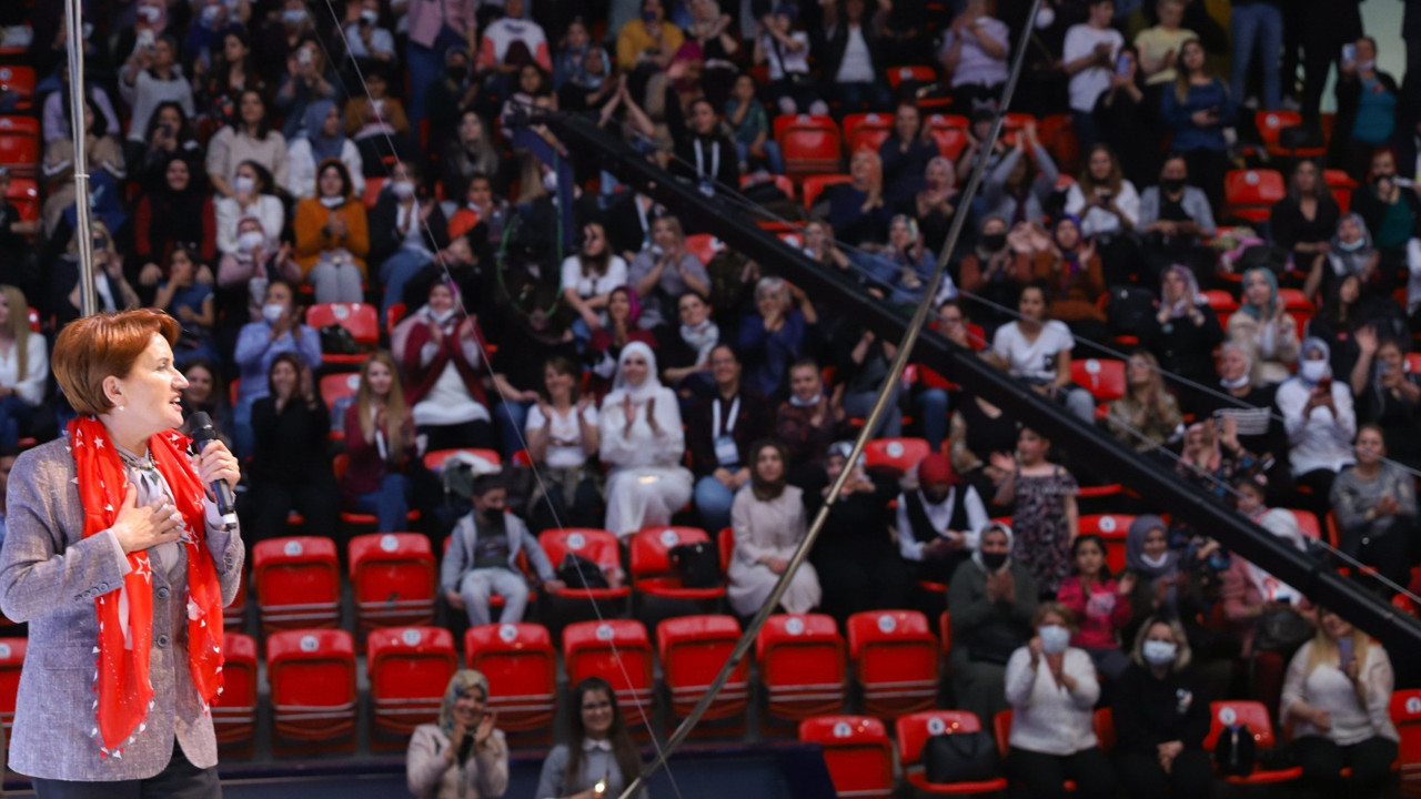 Meral Akşener sloganlara böyle yanıt verdi. Birilerini kalpten götüreceksiniz