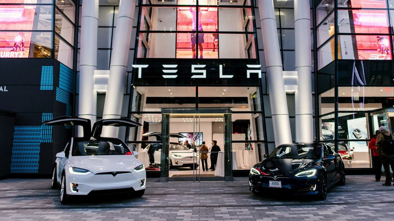 Tesla'dan bilgisayar çalmıştı. Hırsızlığı anlaşılmasın diye yanlış dizüstü bilgisayarı teslim etti