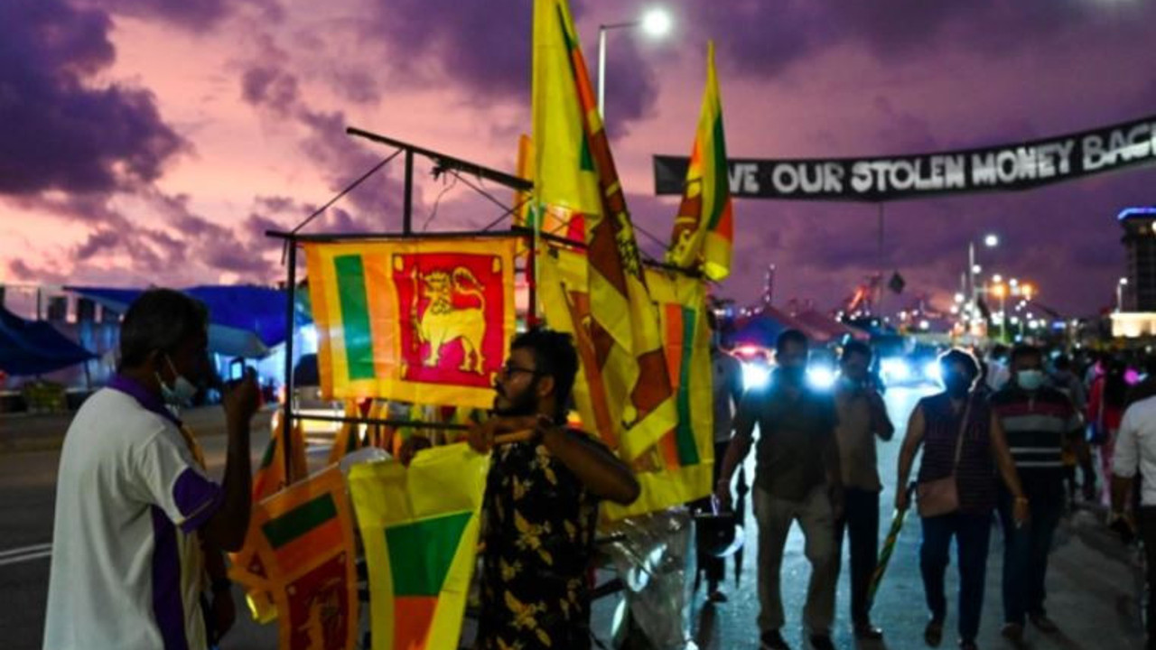 Gözler hükûmette! Başbakan Rajapaksa istifa edecek mi?