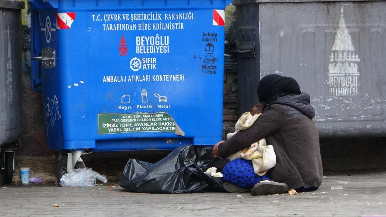 Bebekli kadın dilencinin üzerinden çıkan para şok etti