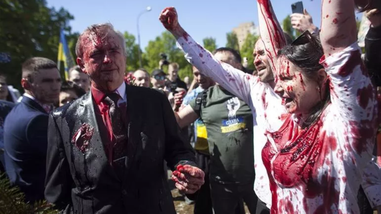 Polonya’da Zafer Günü’nü anmak isteyen Rus büyükelçiye kırmızı boyalı protesto