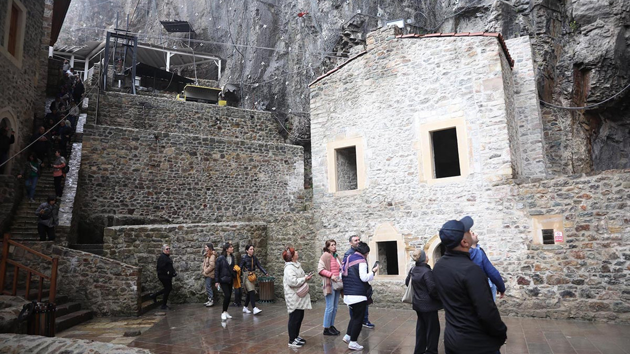 Saklı alanlar gün yüzüne çıktı! Sümela Manastırı ziyaretçi akınına uğradı…