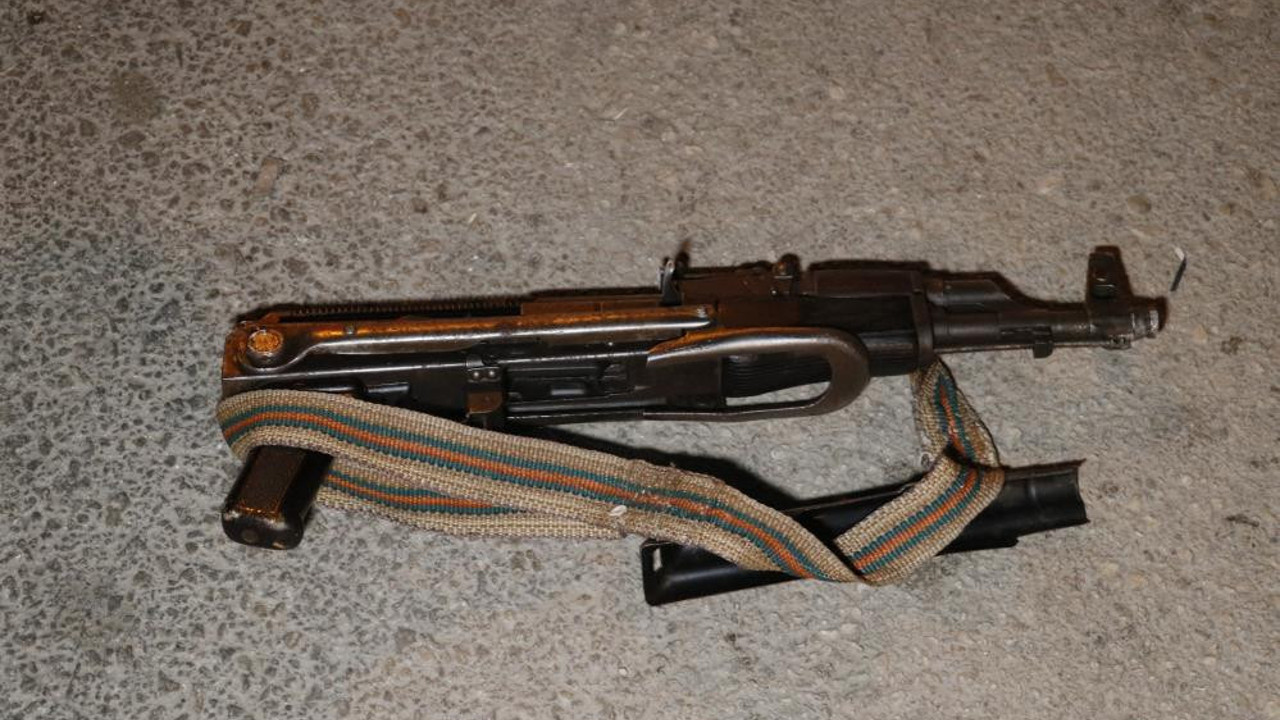 Motosikletli ve kalaşnikoflu kişileri polisin dikkati yakalattı