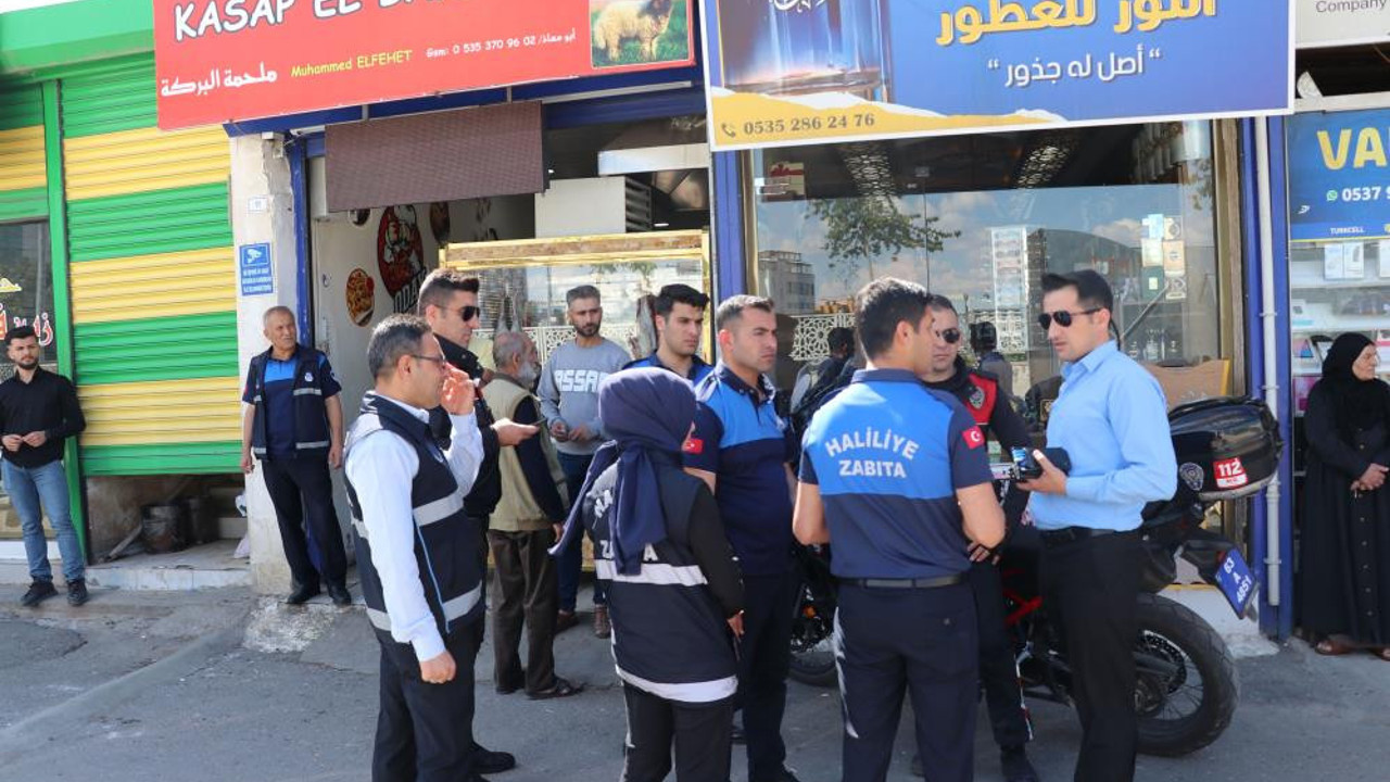 Vicdansız kasaba bozuk et baskını. Tabelası Arapça