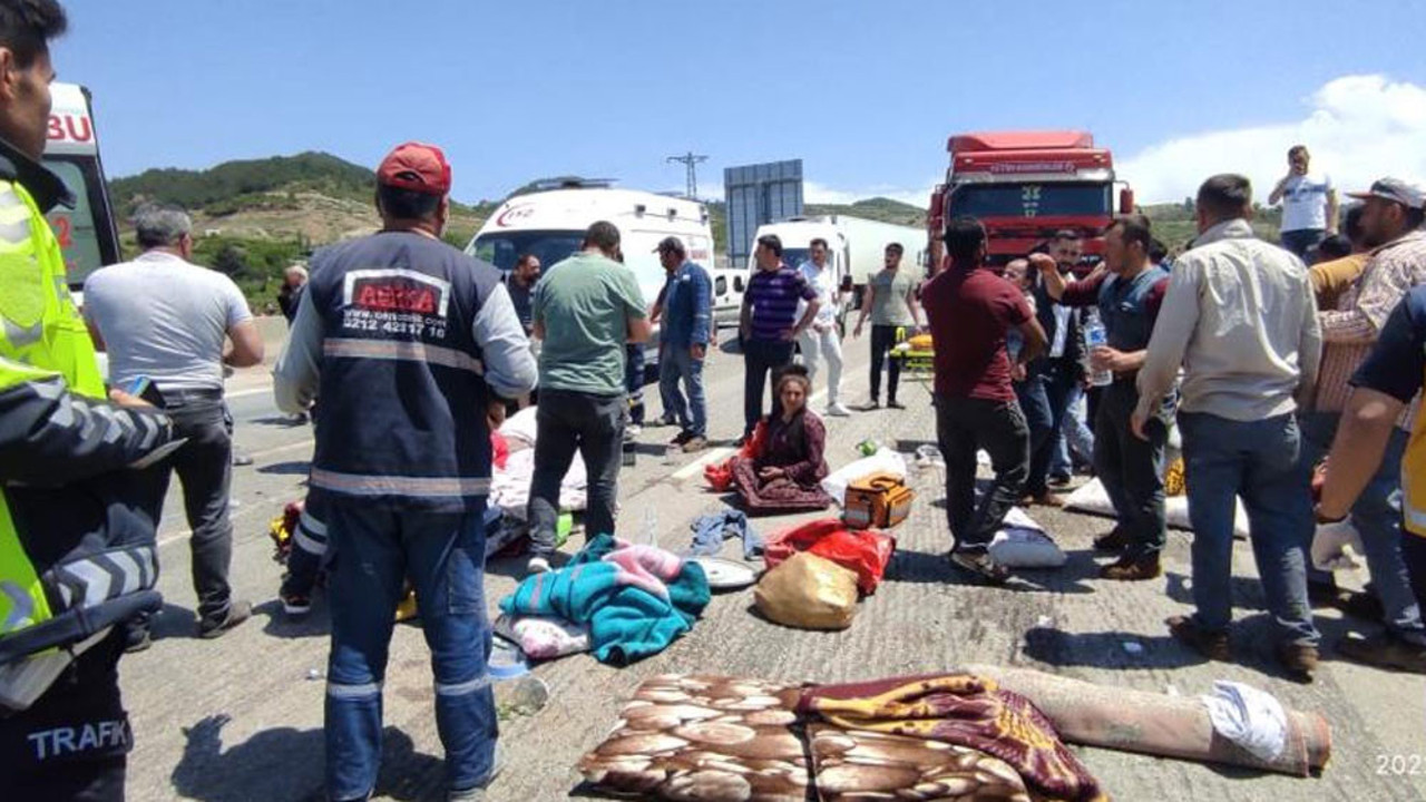 Tarım işçilerini taşıyan kamyonet devrildi: 8’i ağır 15 yaralı