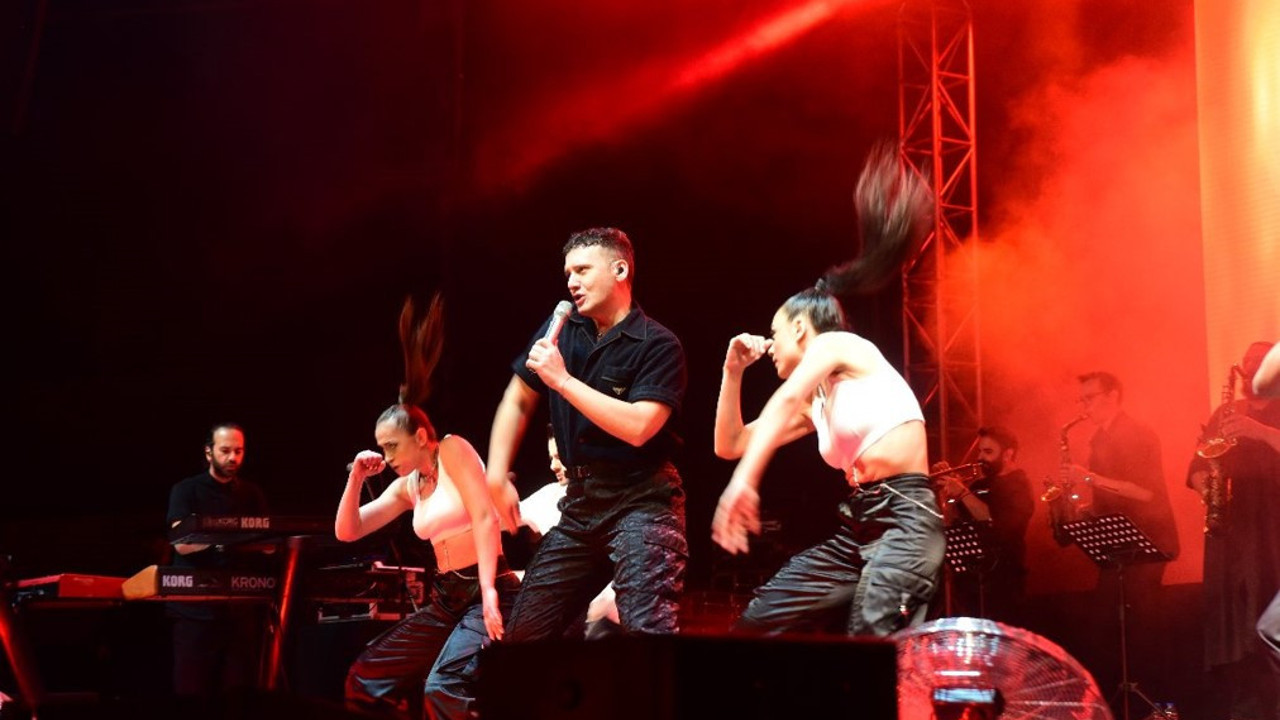 Türkiye turnesine Bursa'dan başlayan şarkıcı Edis: Annem ile babam Bursa'da tanışmış