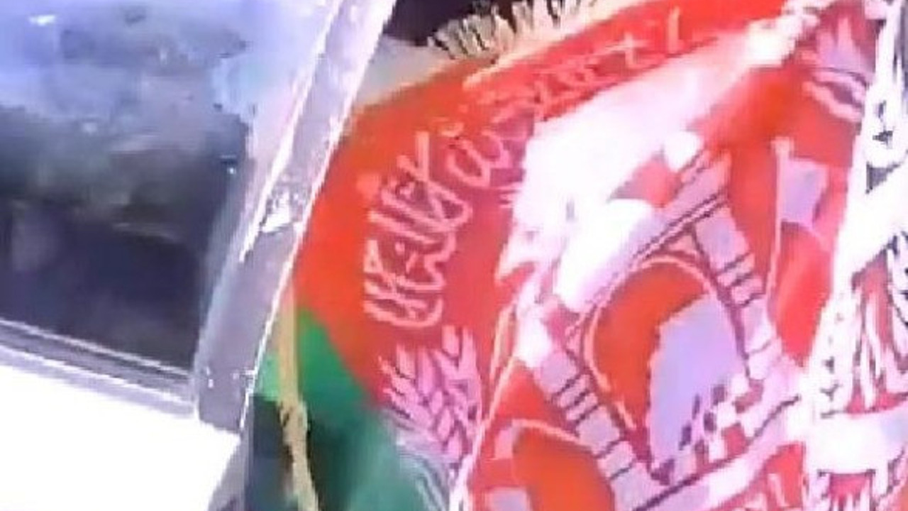 Ne çok severlermiş bayraklarını! Zabıta aracında bayrak asan Afganlar yakalandı