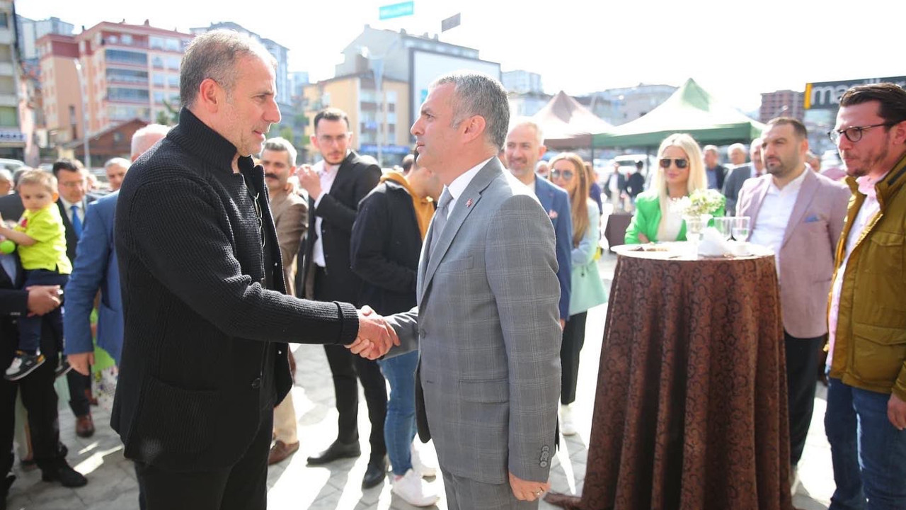 Trabzonspor Teknik Direktörü Abdullah Avcı, İyi Partili Yomra Belediye Başkanı Mustafa Bıyık'la açılışa katıldı