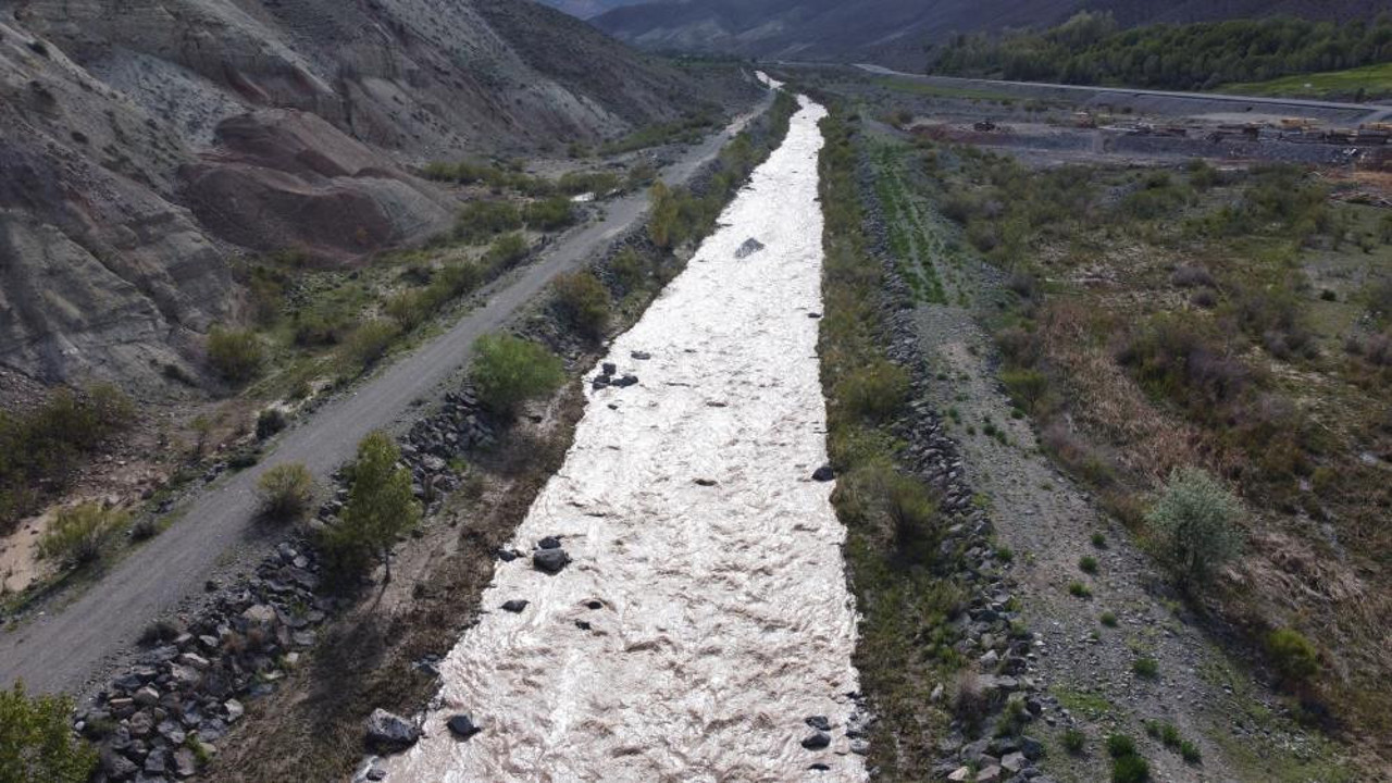 Kuruyan çay gürül gürül akıyor