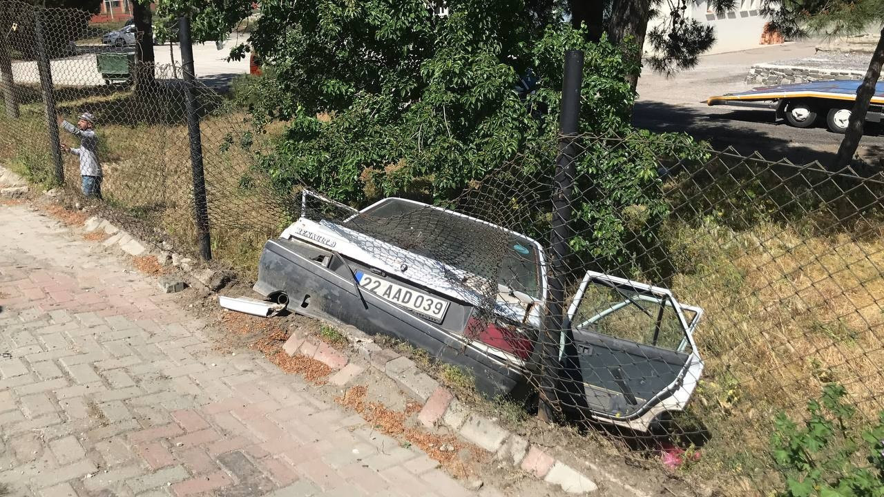 Yoldan çıkan otomobil bahçeye uçtu