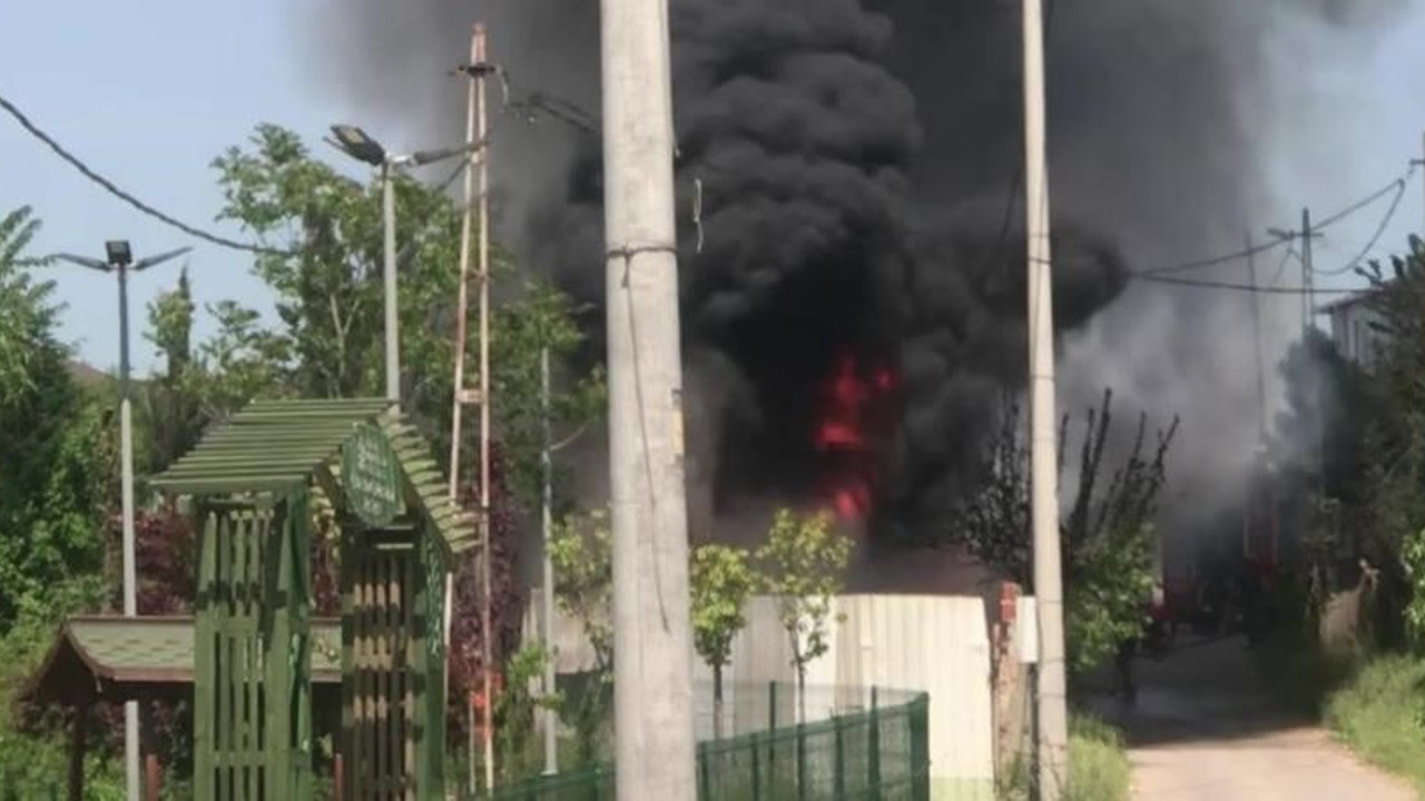 Geri dönüşüm deposu alevlere teslim