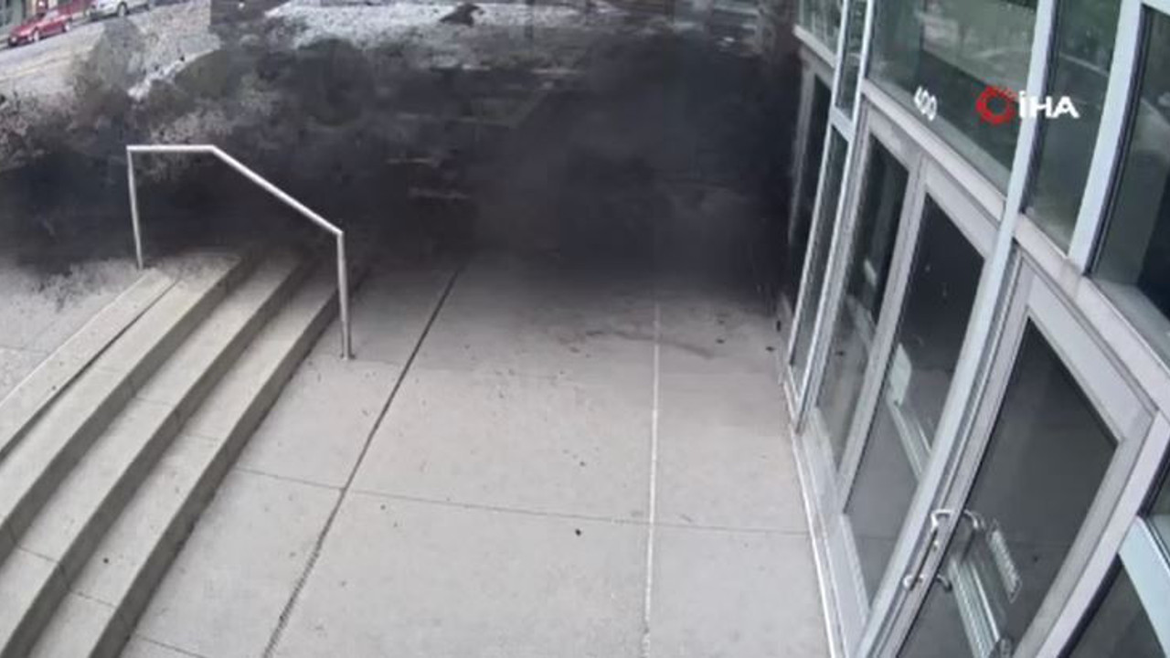 Freni arızalanan Tesla son sürat kongre merkezine daldı