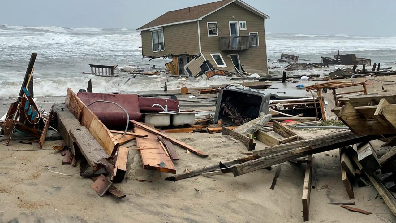 İki evi dev dalgalar yuttu