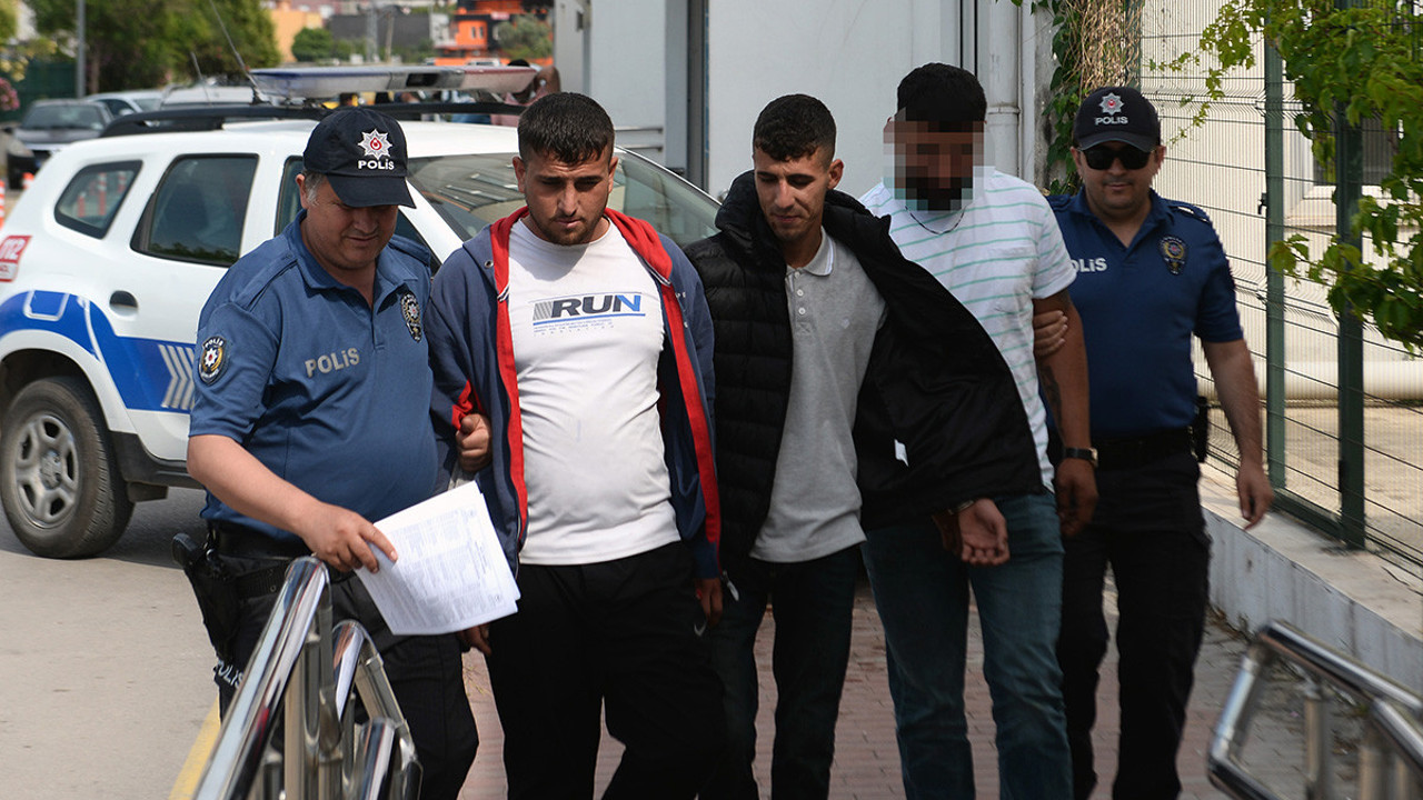 Kalaşnikofla yakalandılar! Gazeteciye 'Seni vurmak için' dediler…