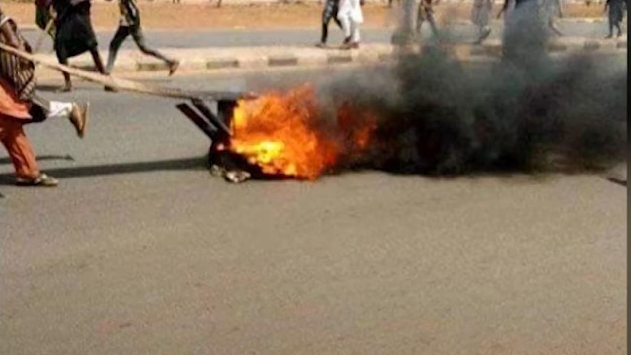 İslam'a hakaret ettiği iddia edilen genç kızı diri diri yaktılar