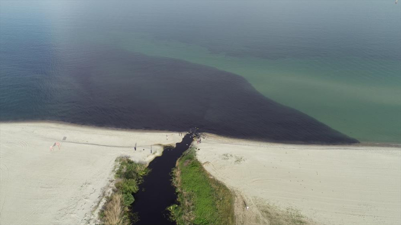 Kınıklı Deresi, atıklar nedeniyle siyaha büründü