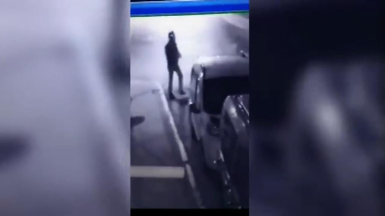 Husumetlisinin aracını yakarken kameralara yakalandı