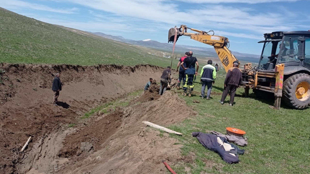 Bataklığa saplanan büyükbaş hayvan kurtarıldı