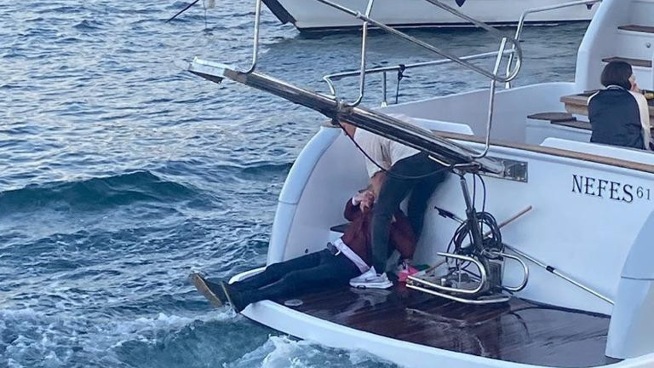 Alkollü şahıs yattan denize düştü