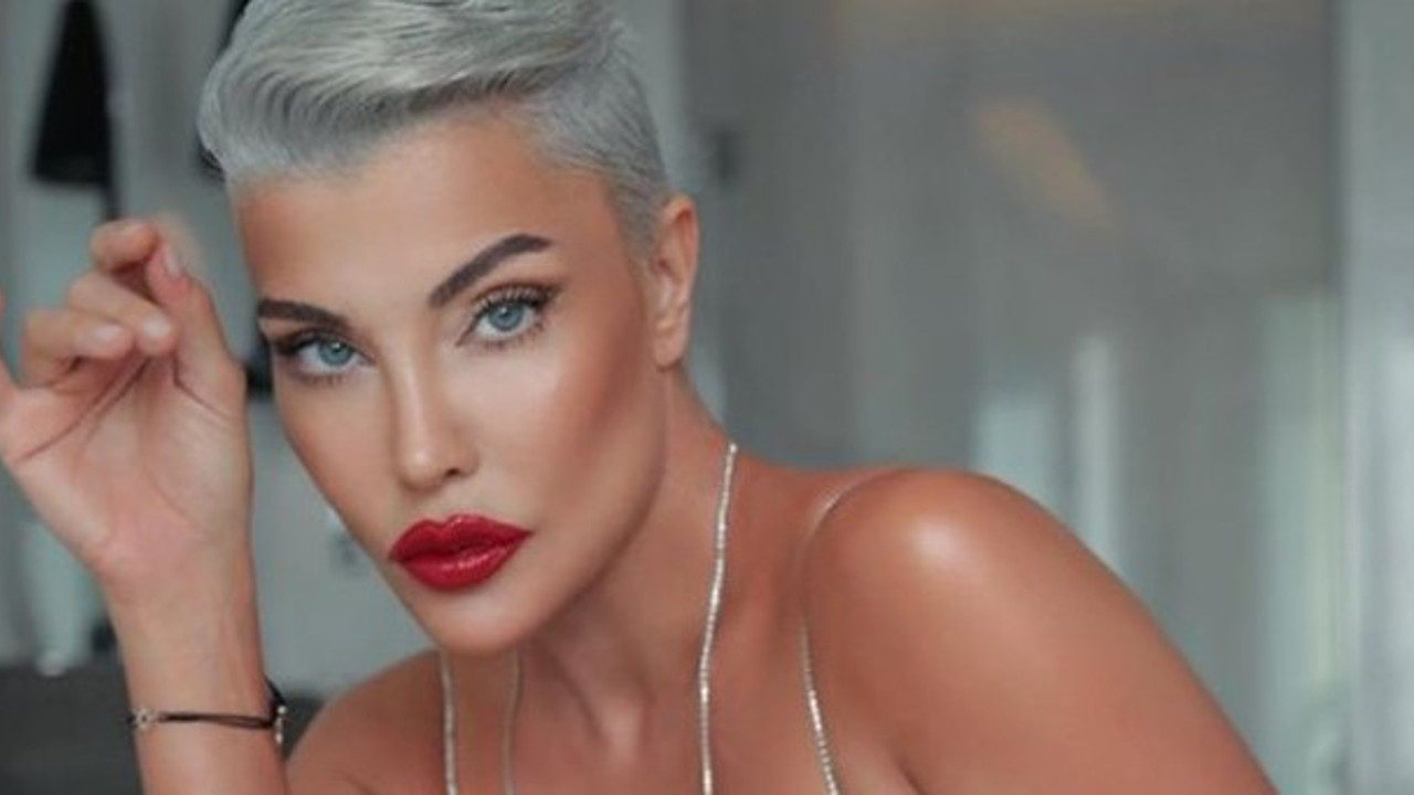 Deniz Akkaya, yanındaki 5 kişiyle beraber eski menajerini darp etti. Aracına el koydu