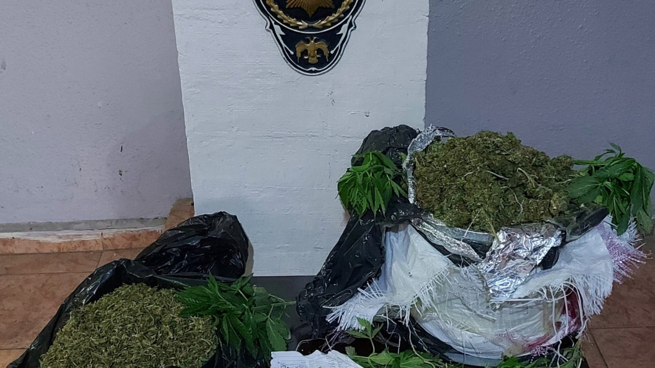 Evlerinin çatısında Hint keneviri yetiştiren baba ve oğlu tutuklandı