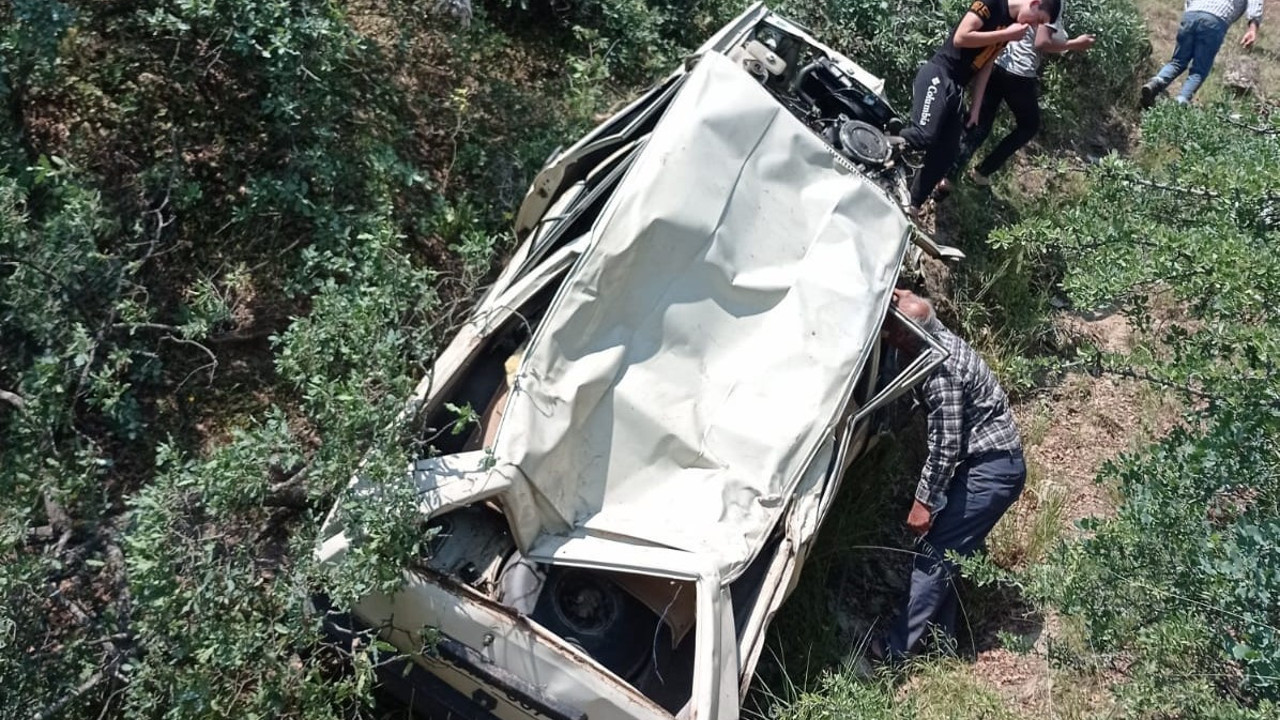 Uçuruma yuvarlanan araçtan sağ çıktı