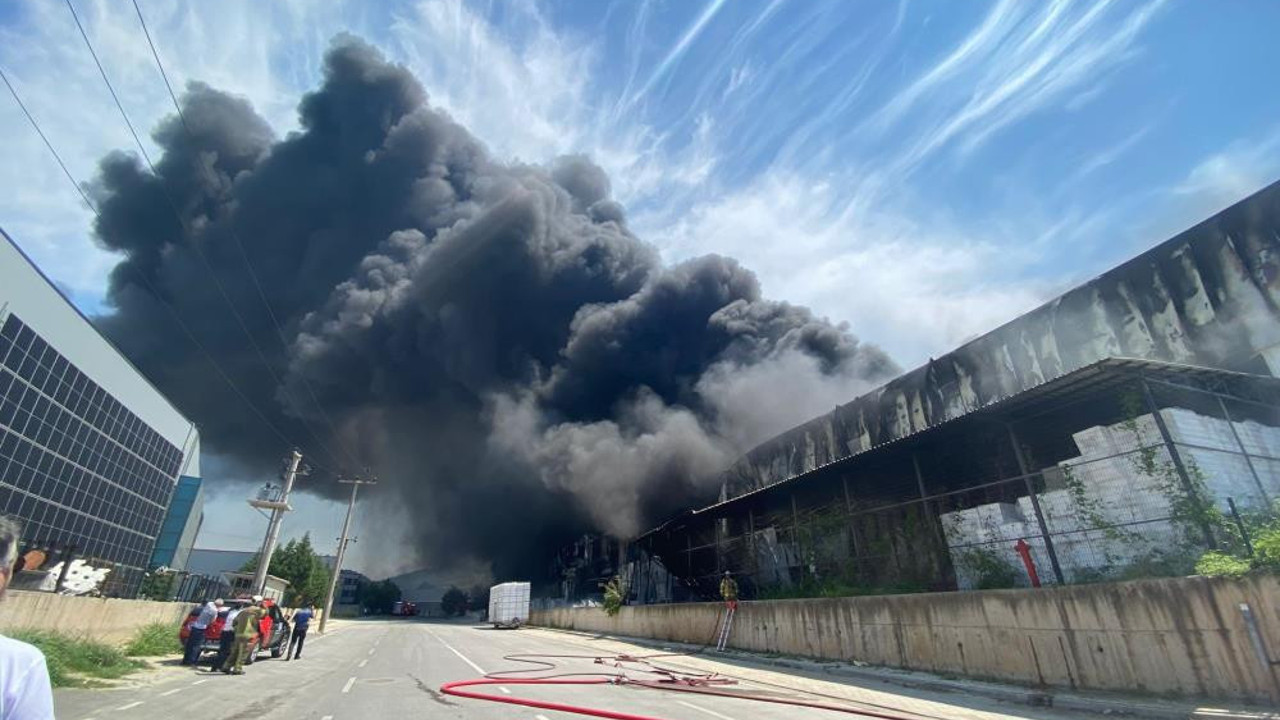 Bursa'da fabrika yangını. Karadumanlar gökyüzünü kapladı