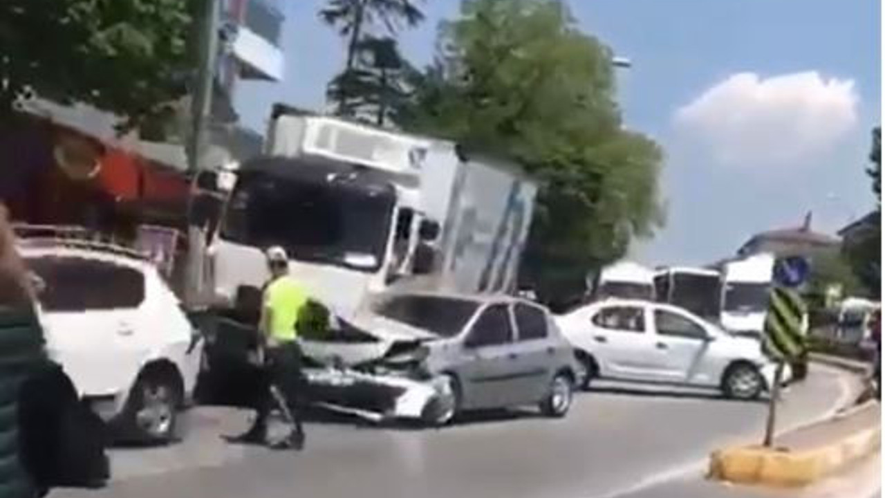 Kadıköy'de facia ucuz atlatıldı! 3 otomobile çarparak durdu...