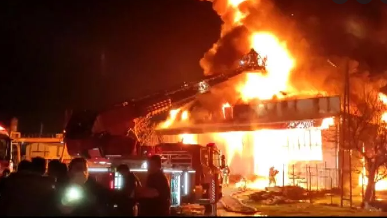 Son Dakika... Arnavutköy'de plastik fabrikasında yangın çıktı