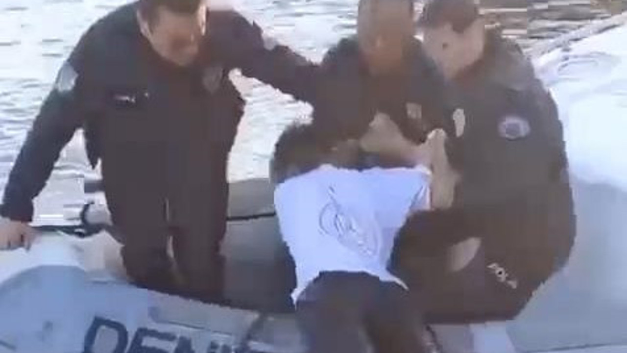 Arkadaşlarıyla şakalaşan genç bir anda kendini Haliç'in sularında buldu. Arkadaşları o anları videoya alıp dalga geçti