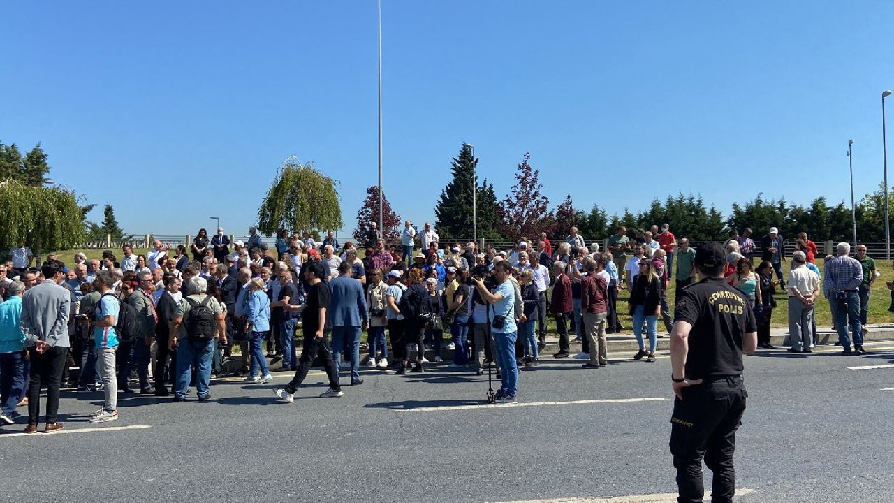 Yüzlerce vatandaş Atatürk Havalimanı’nın önünde