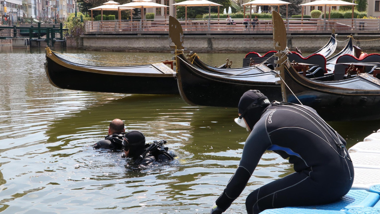 Eskişehir'de Porsuk Çayı'ndan 20 dakikada 3 çuval çöp çıkarıldı