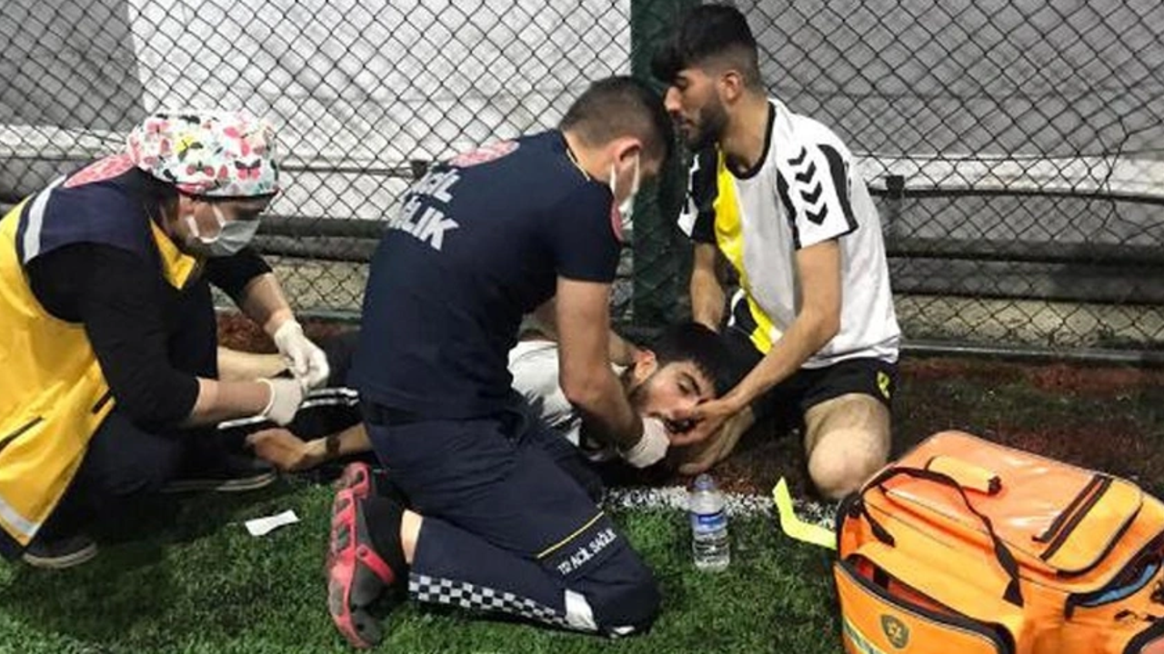 Halı sahada dili boğazına kaçan genci DEVA Partili başkan kurtardı