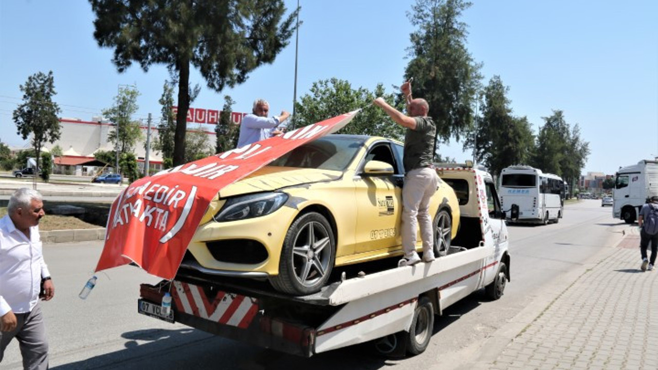 Sıfır kilometre olarak aldığı lüks araca bu pankartı asıp gezdirdi