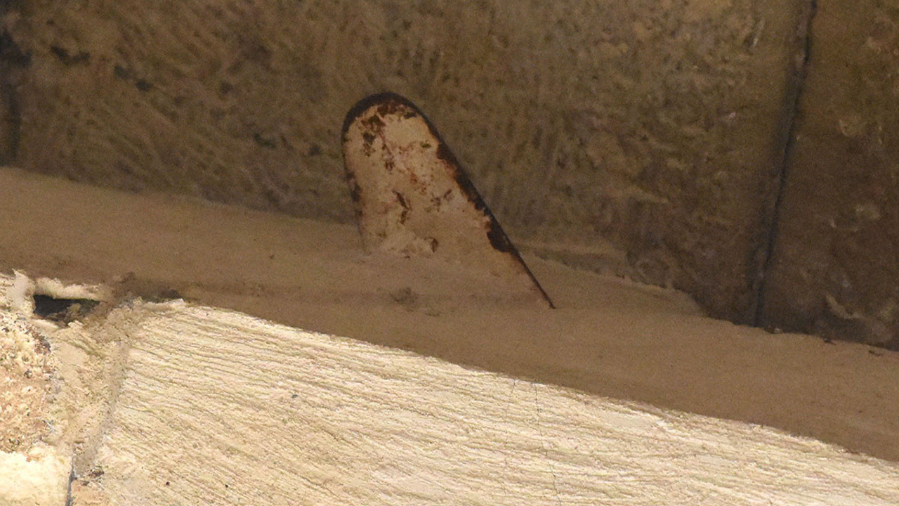 Gören dönüp bir daha bakıyor! Tarihi medresenin eyvan kemerinde ‘mala’ unutuldu…