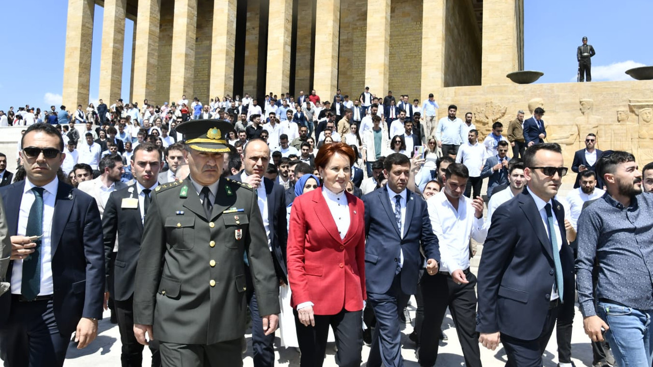 Meral Akşener gençlerle Ata’nın huzuruna çıktı ''Yolunda olmaktan gurur duyuyoruz”