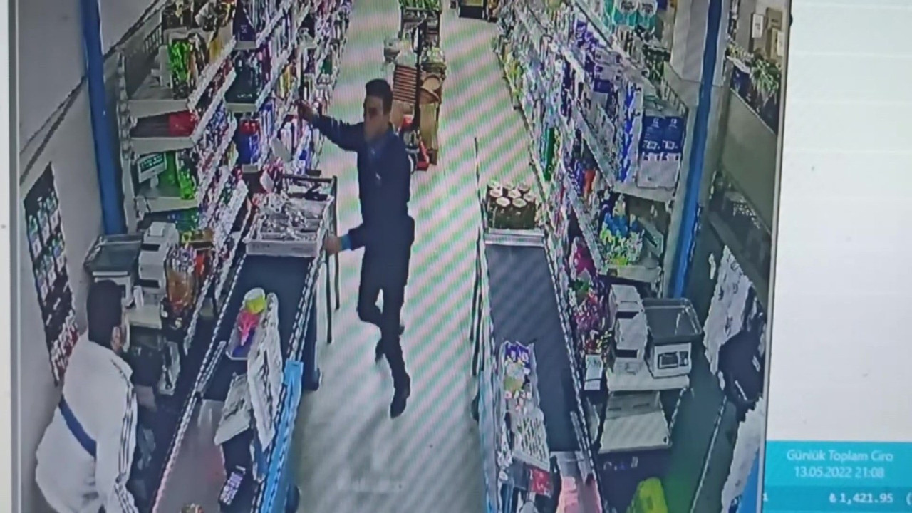 Satırlı bıçaklı soyguncuyu kasiyer satırla kovaladı. Market müşterileri şok oldu