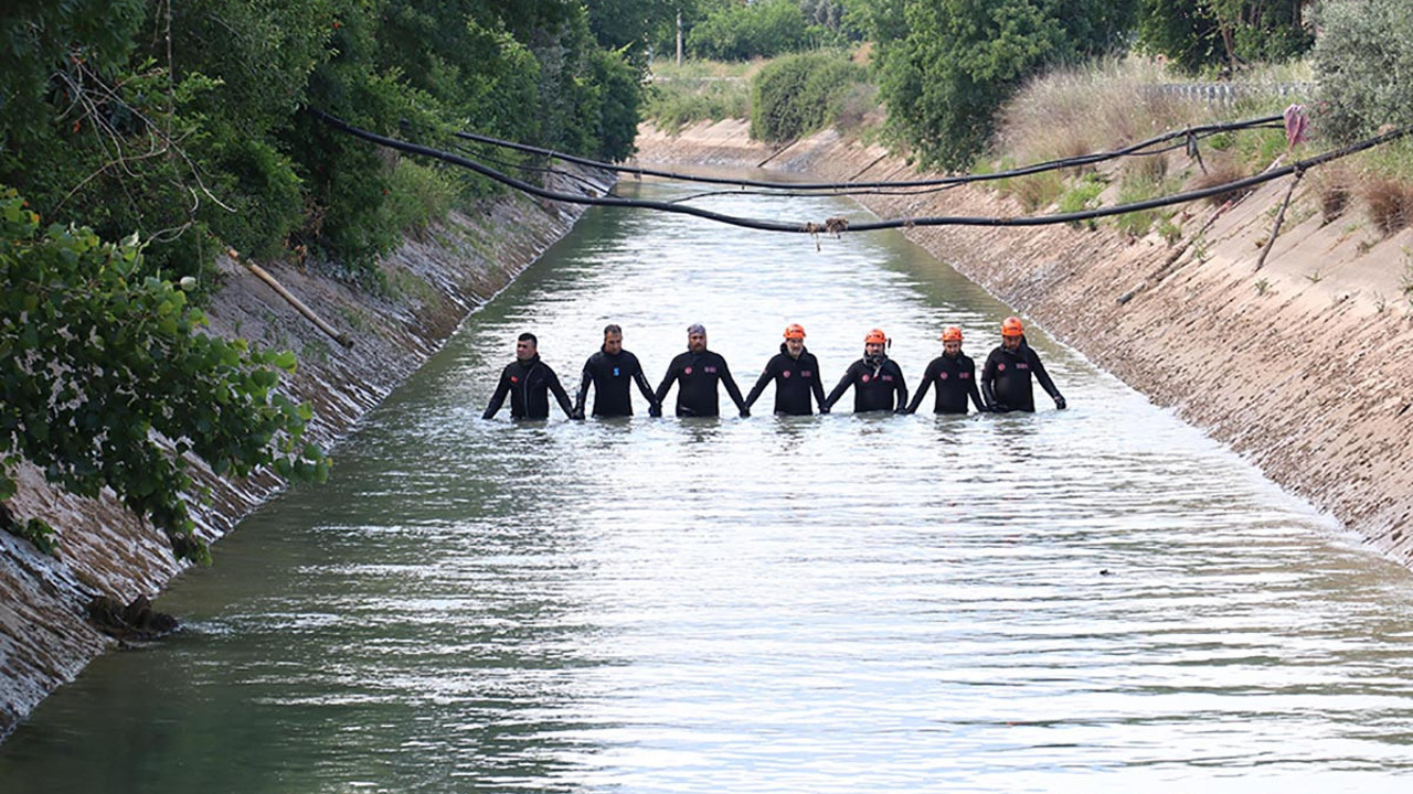 Dalgıçlar, kayıp Afgan çocuğu kanalda ele ele tutuşarak aradı
