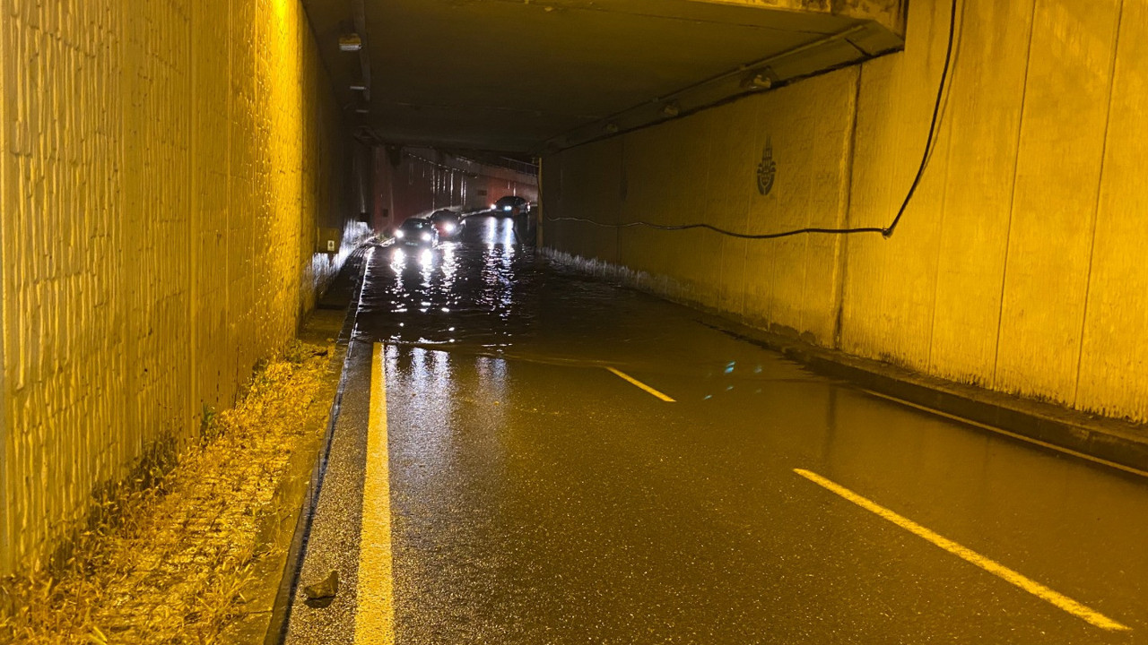 Üsküdar’da sağanak: Alt geçidi su bastı