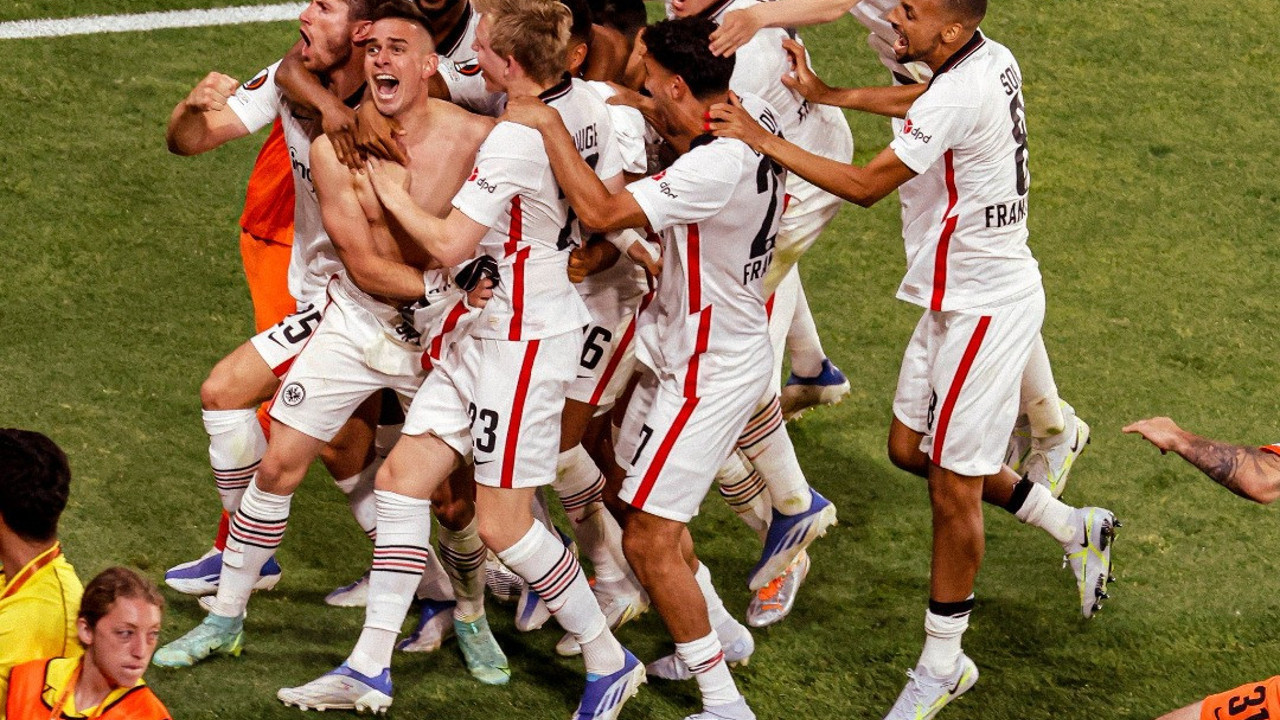 UEFA Avrupa Ligi şampiyonu Eintracht Frankfurt!