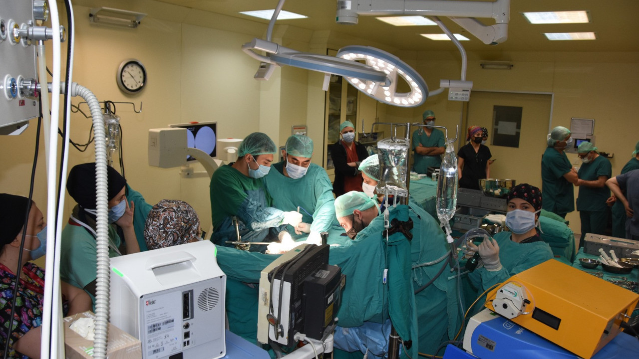 İlk defa canlıdan canlıya karaciğer nakli yapıldı