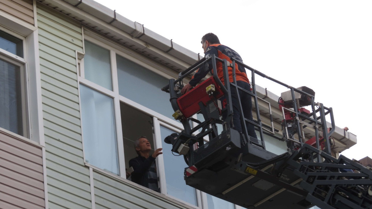 Dumanlar binayı kapladı! Korku dolu anlar…