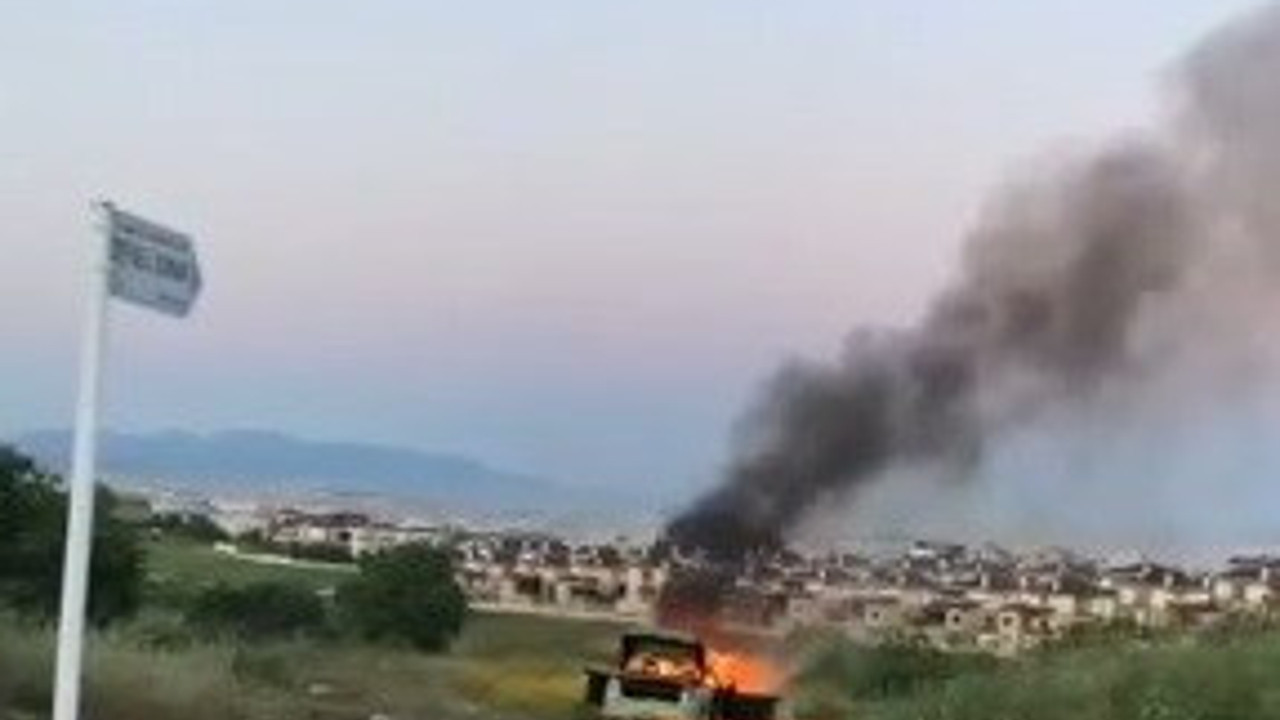 Bursa'da iki otomobil alev alev yandı