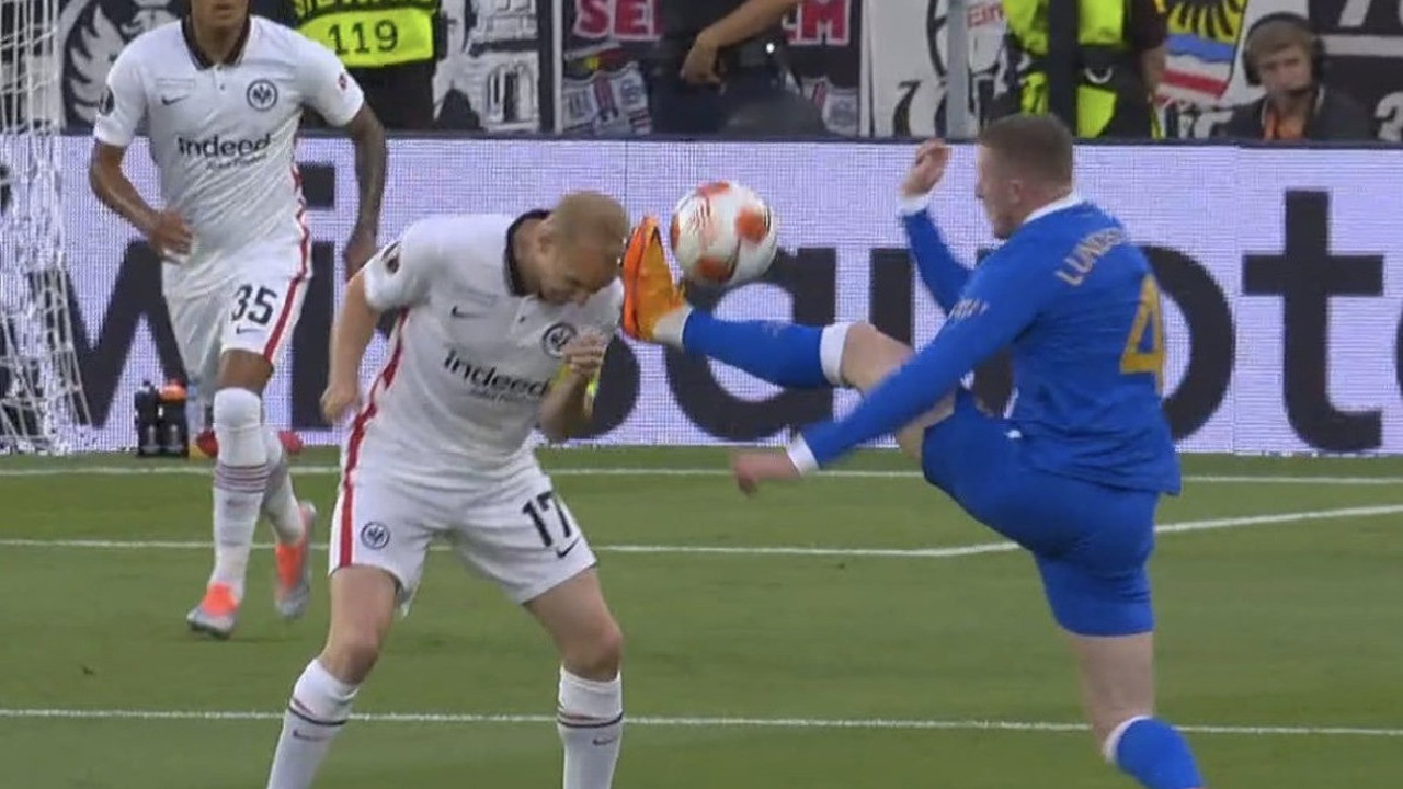 Eintracht Frankfurtlu Sebastian Rode bir anda kanlar içinde yerde kaldı! Yürekleri ağza getiren olay